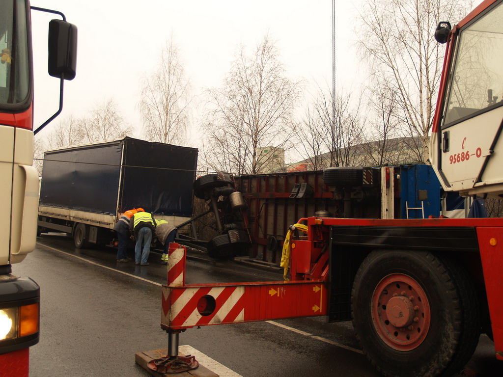 LKW Anhaenger umgekippt Koeln Niehl Geestemuenderstr Industriestr P39.JPG